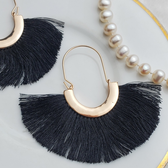🌟5/$25 STUNNING Gold and Black boho earrings - Picture 2 of 3